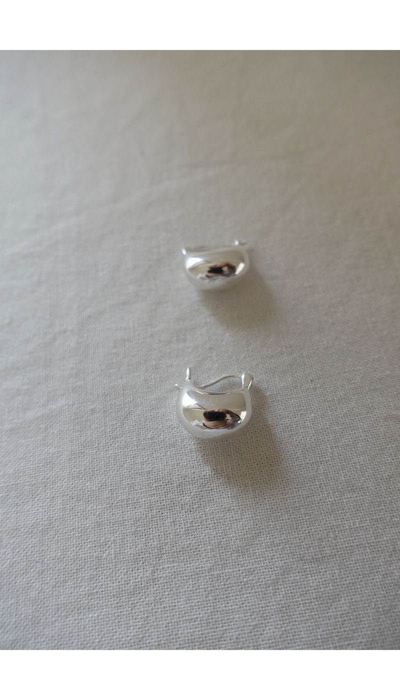 m.o.k（モク）の「プラットバスケットピアス（アクセサリー）」