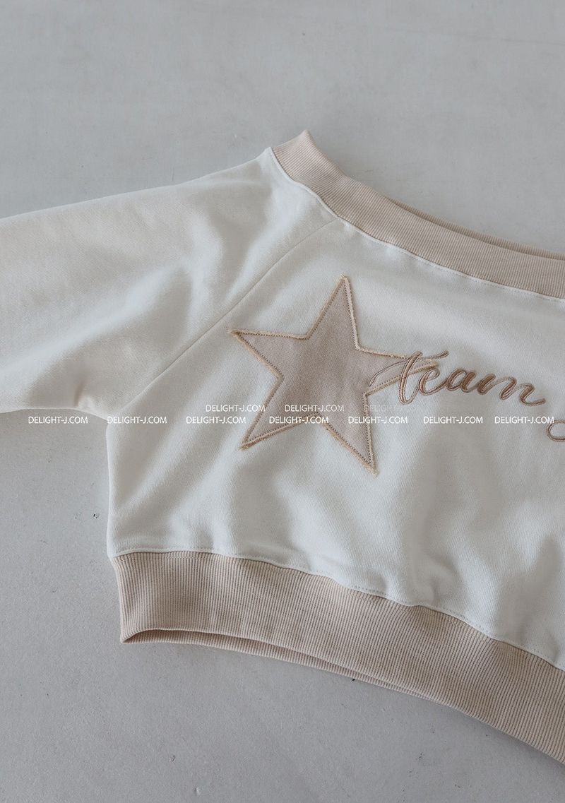 Star patch off-shoulder cropped sweatshirt