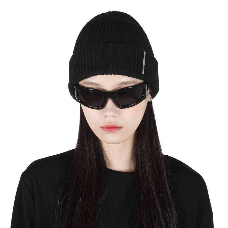 METAL LABEL BOLD KNIT BEANIE BLACK