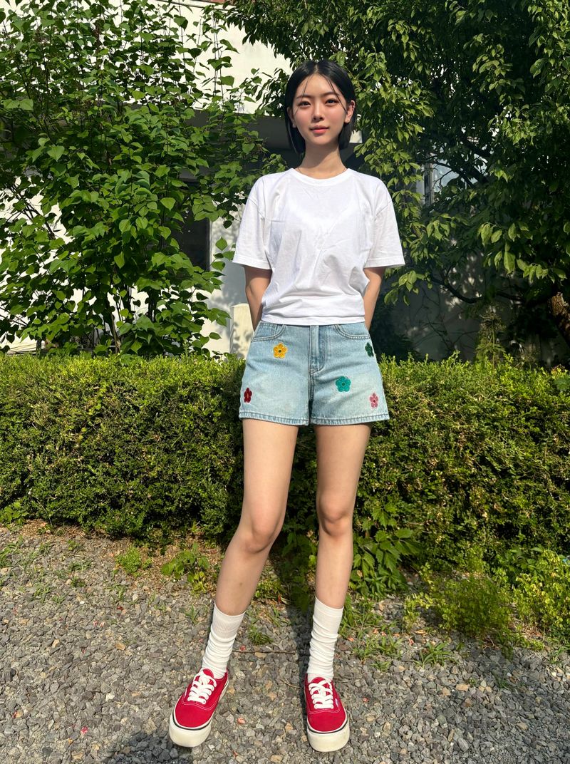 FLOWER EMBROIDERY LIGHT BLUE DENIM SHORTS code 18201