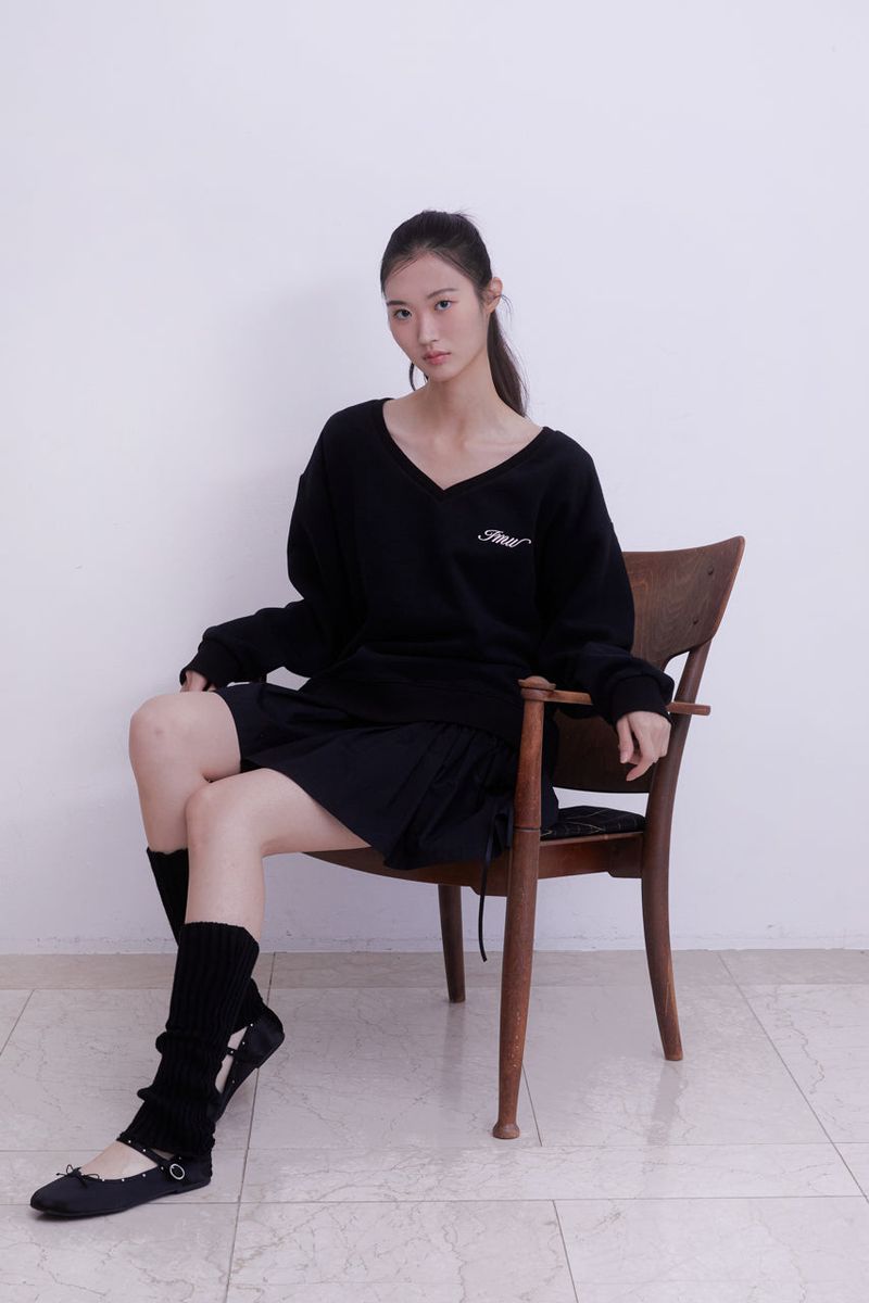 Lettering Deep V-Neck Sweatshirt (BLACK)