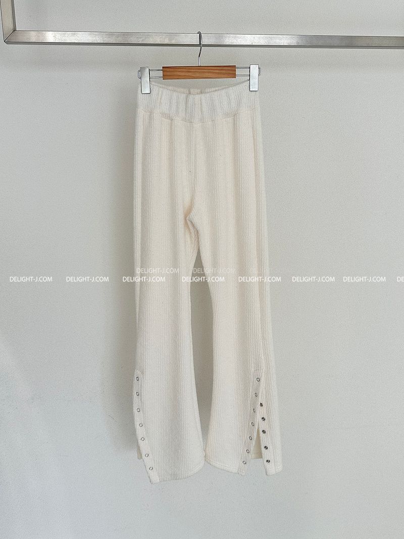 And open napping bootcut pants