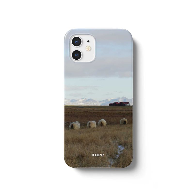 ONCESTUDIO（オンセスタジオ）の「[matte] Autumn sheep and fields 01 phone case（Smartphone Accessories）」