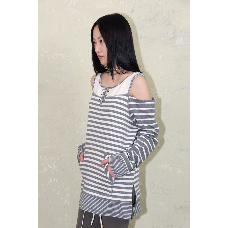 OVERLOCKED OFF-SHOULDER T-SHIRT: ST. GREY