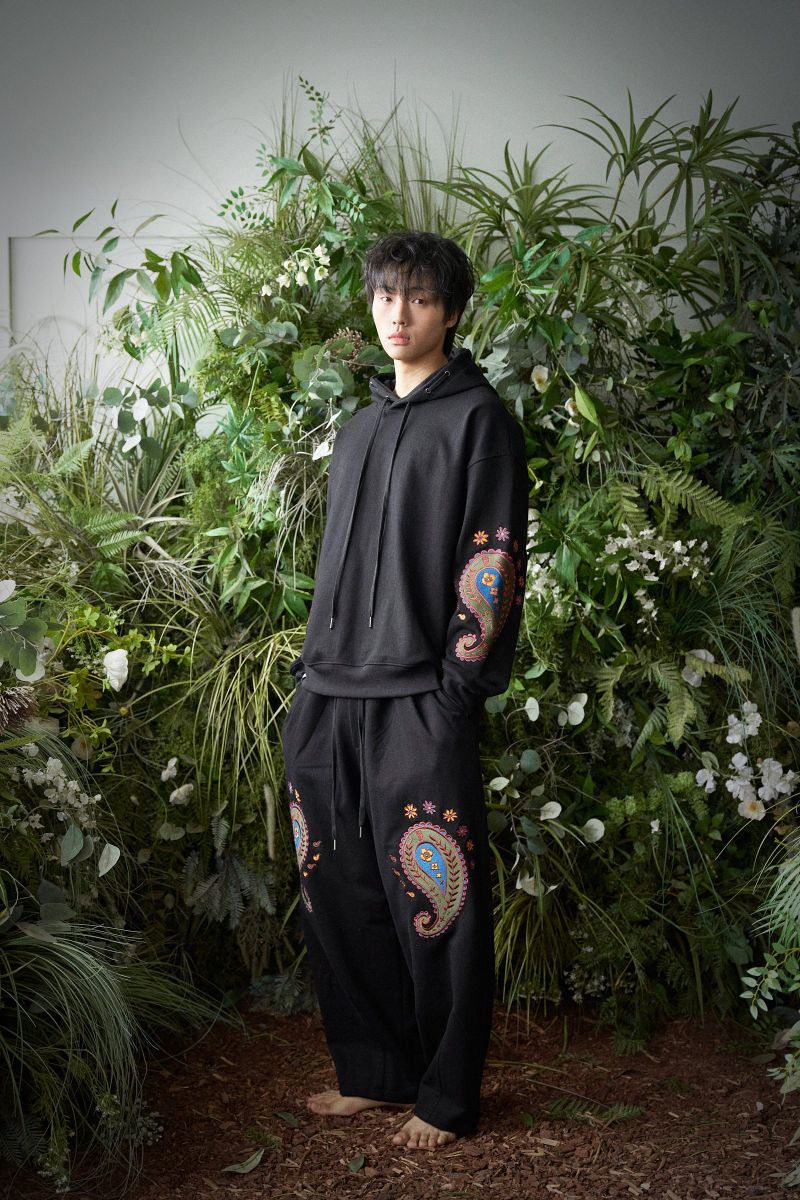 PAISLEY EMB. H-T SWEAT PANTS (Black)
