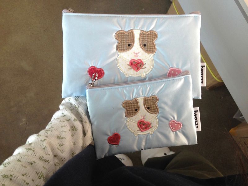 <The Heart-Stealing Guinea> pouch(s,m)