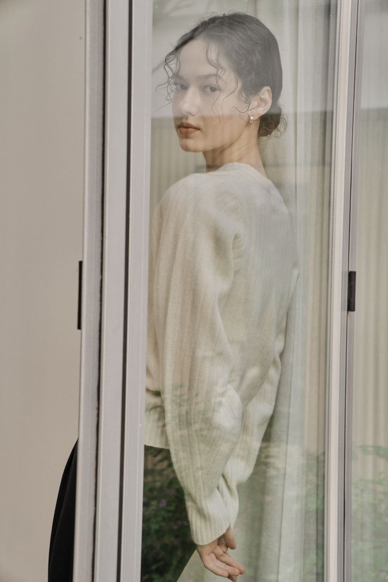 RIBBED V-KNIT TOP_IVORY