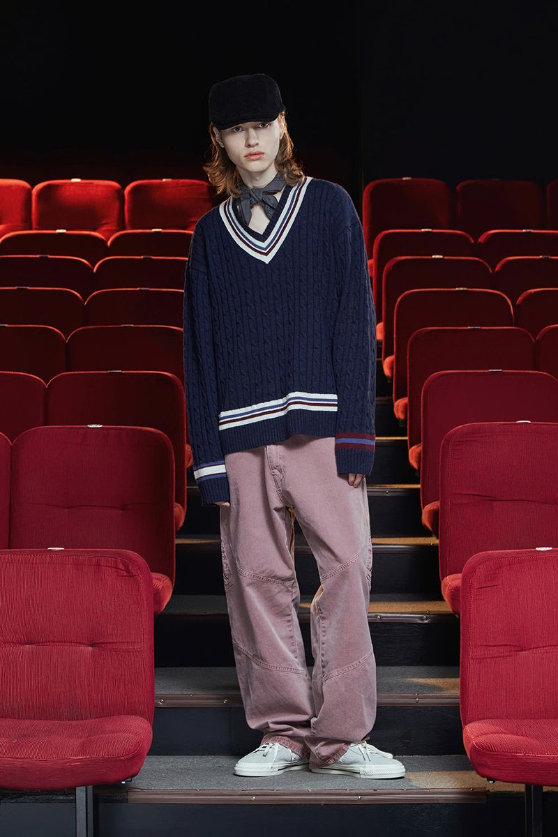 CABLE V NECK CRICKET KNIT / NAVY