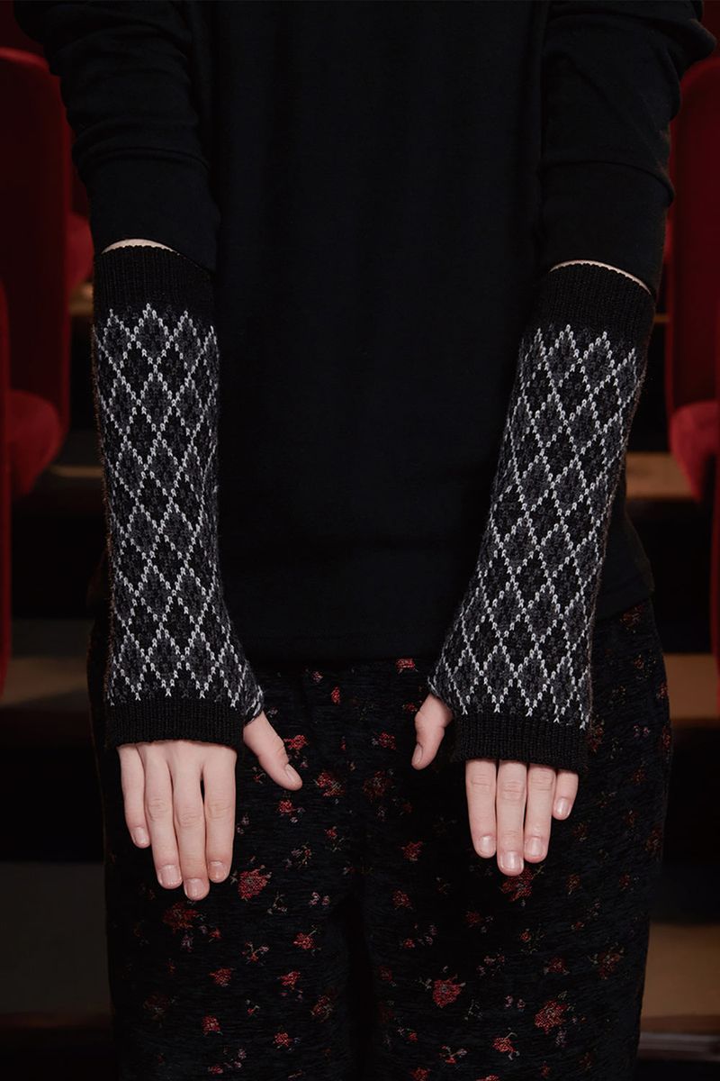 UNALLOYED（アナロイド）の「ARGYLE CHECK HANDWARMER / BLACK（Fashion Accessories）」