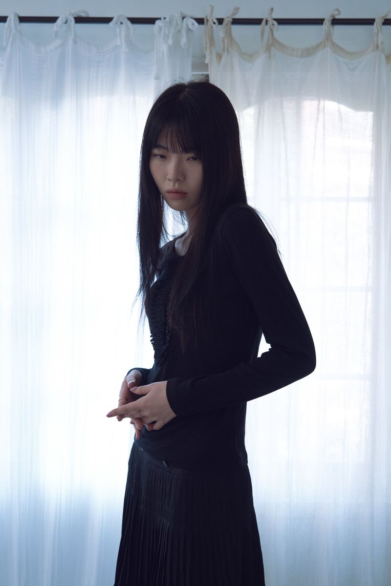 cream u-neck long sleeve_black