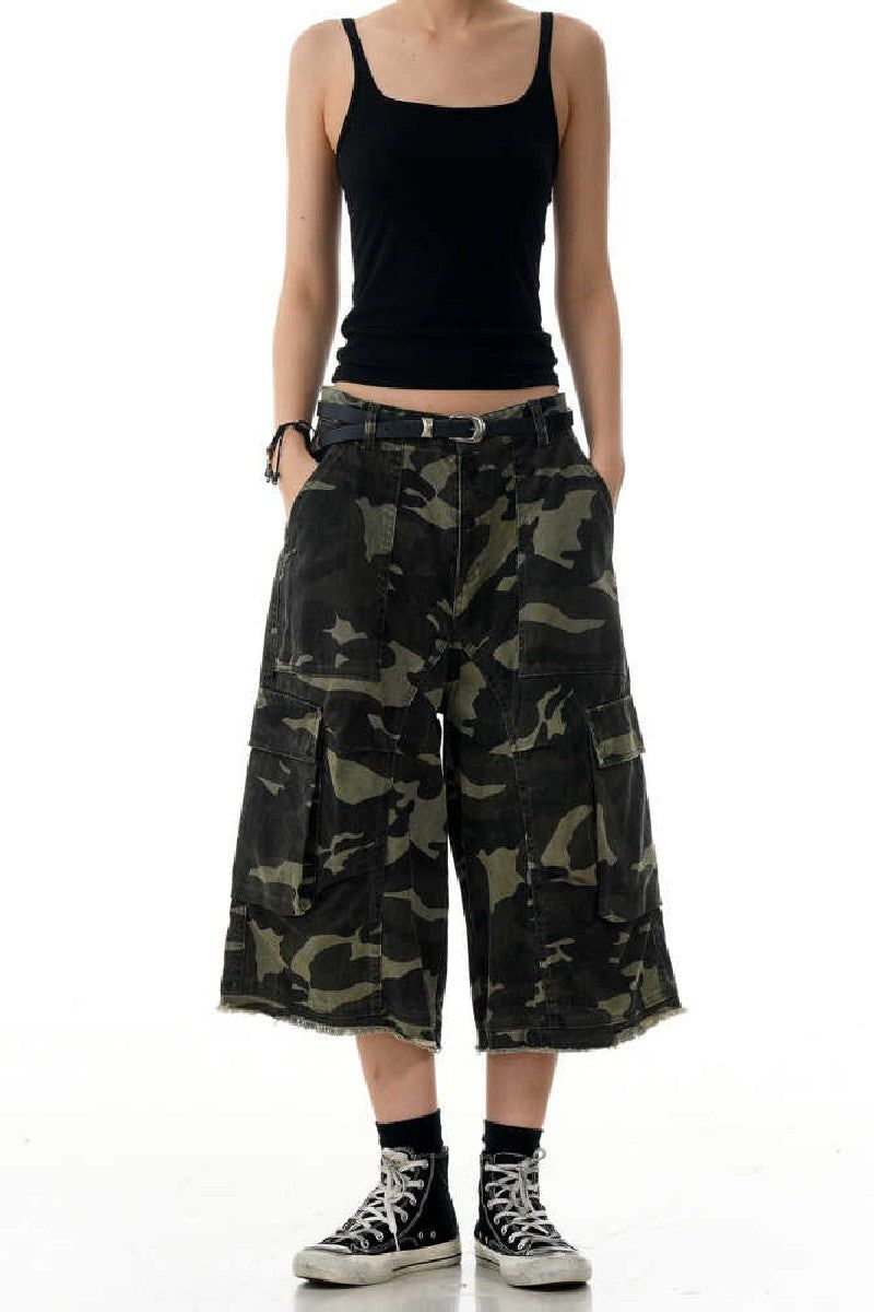 CZ Basicsの「Camo Deconstructed Cargo Jorts(Pants)」