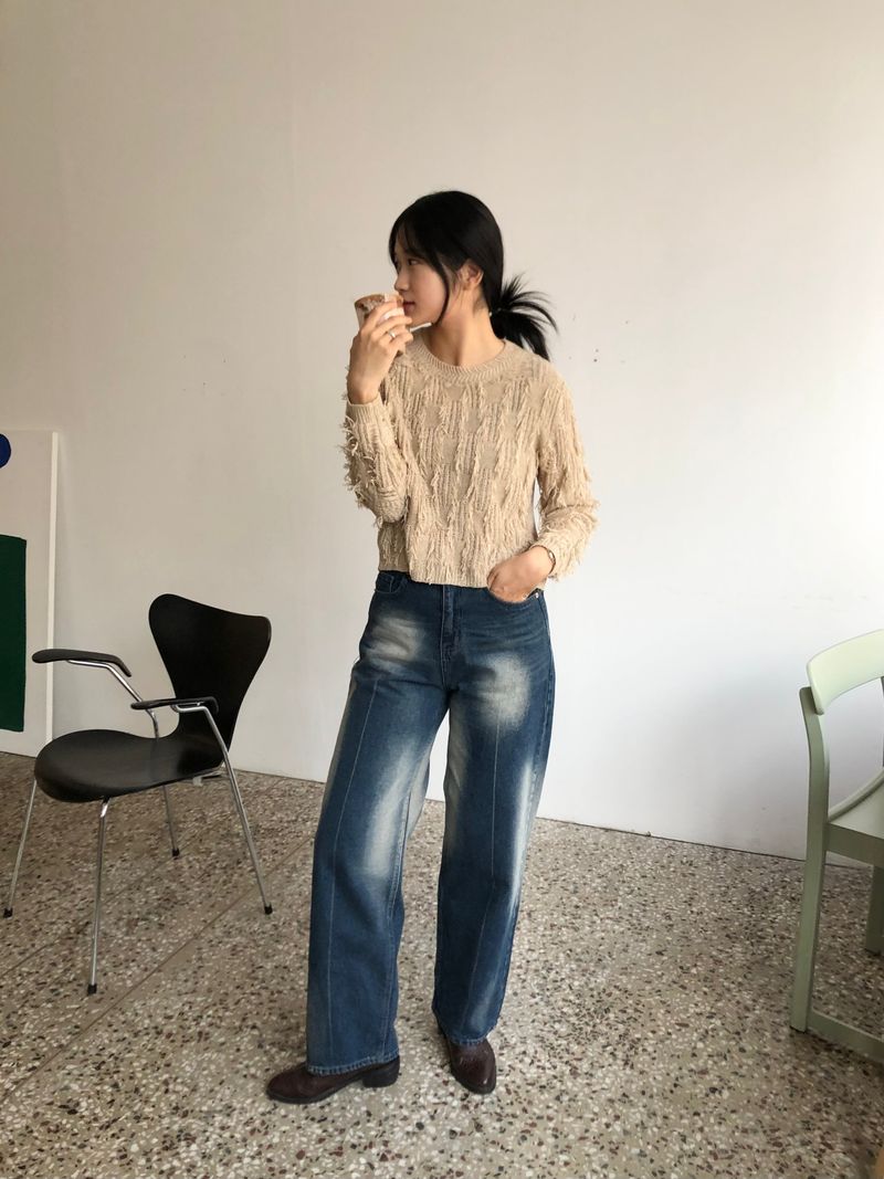 Freewheeling tassel round knit