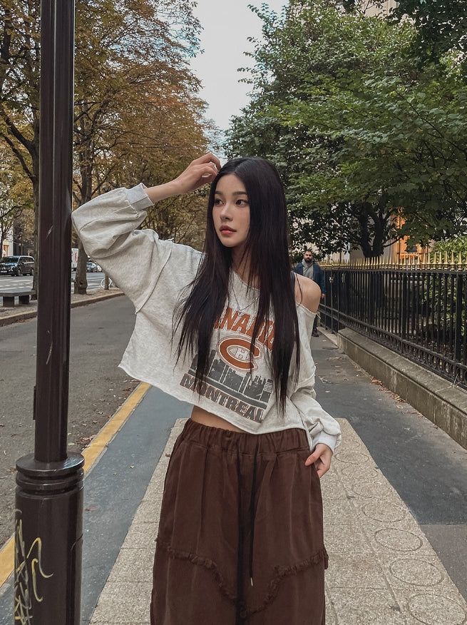 Mont cutting off-shoulder cropped sweatshirt