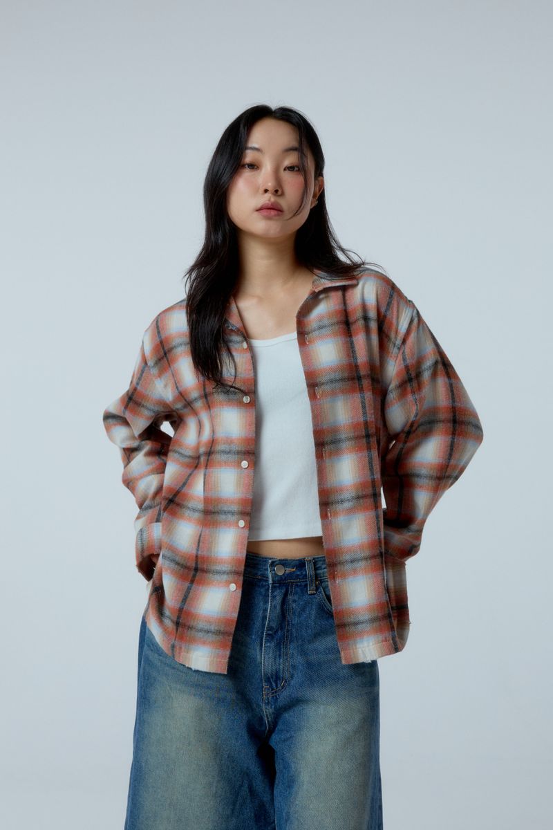 ER(EEERRR)（イーアール）の「EEERRR ダメージウォッシュオーバークロップフィットチェックロングシャツ (オレンジ)（トップス）」