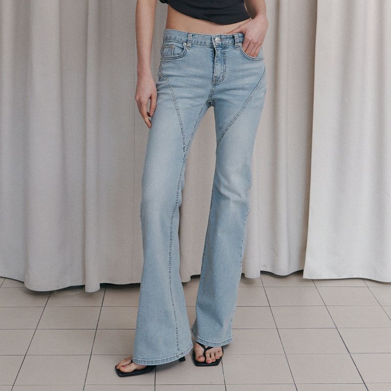 Curetty（キュリティ）の「Cダイアゴナルシームブーツカットデニムパンツ - ライトブルー（パンツ）」