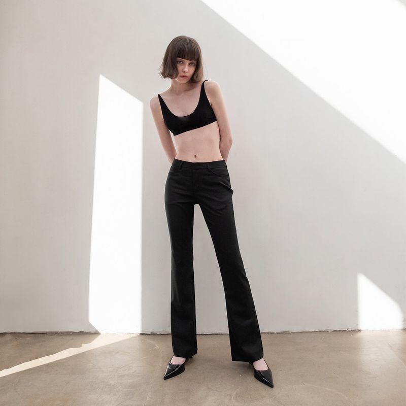 THEOHYOU（ザオユ）の「BOOTS-CUT SLACKS (BLACK)（Pants）」