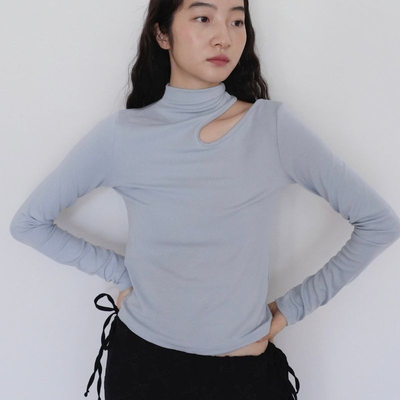 Uenui（ウニュイ）の「shoulder cut out tops（Tops）」
