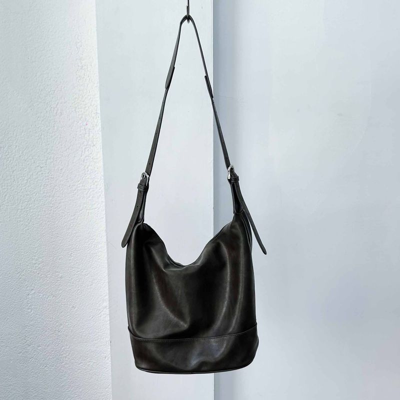 FADE MEET（フェードミート）の「Draped Curved Shoulder Bag（Bags）」