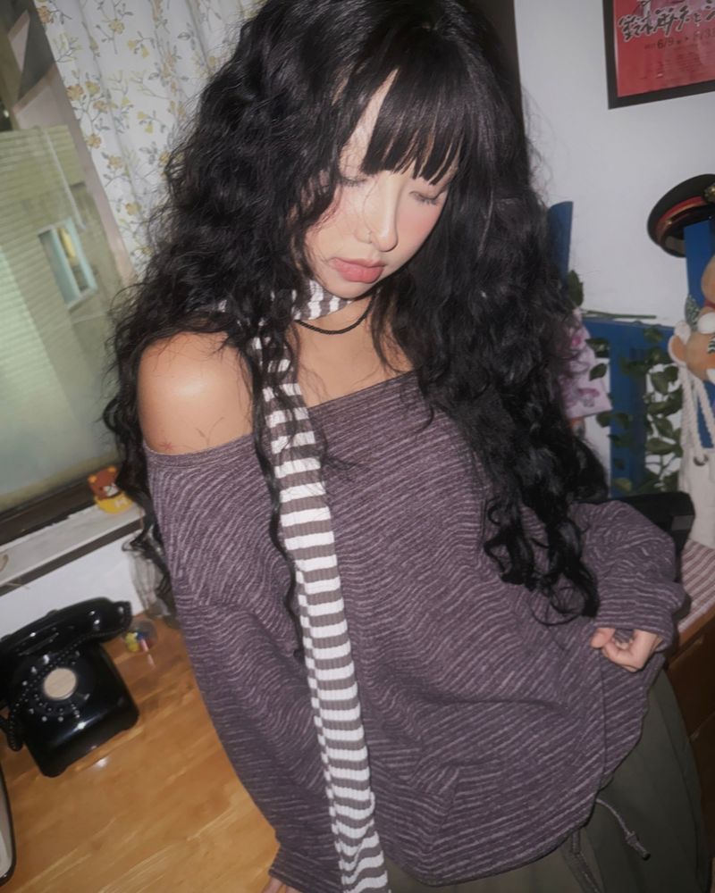 douchidouchi（ドウチドウチ）の「(3color) Ribbon Stripe Off-shoulder Knit Tee（Tops）」