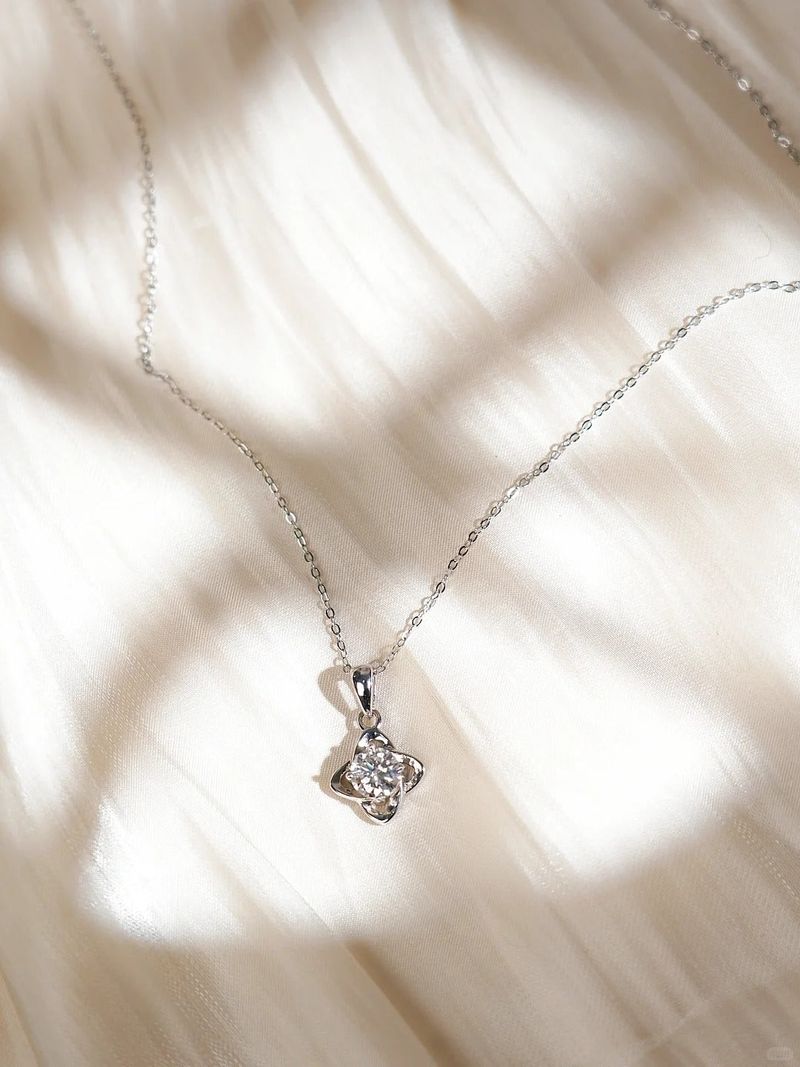 Summer limited edition four-leaf clover diamond necklace