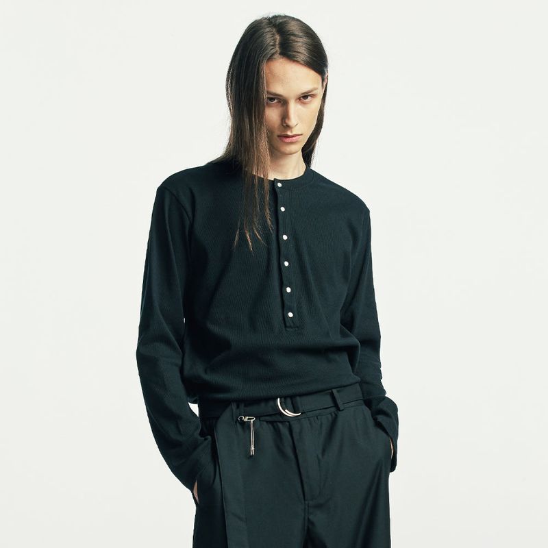 S SY（エスエスワイ）の「below button-down henry neck long sleeve black（Tops）」
