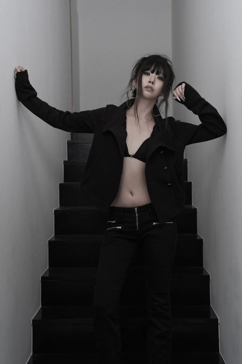 [label] antique emblem high-neck crop jacket (black)