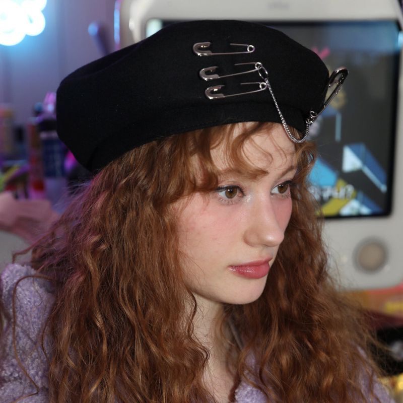 0 4 safety pin chain beret - BLACK