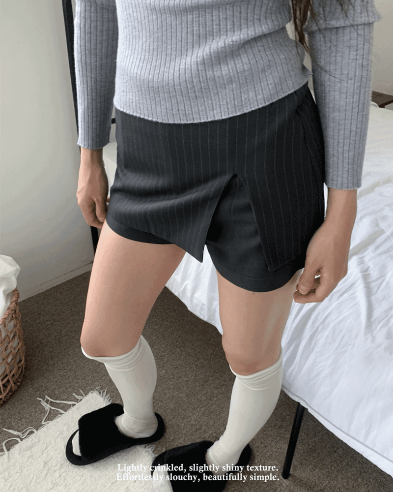 GUSTA（グスタ）の「Slate Pinstripe Team Mini Skirt Pants (2 colors)（Pants）」