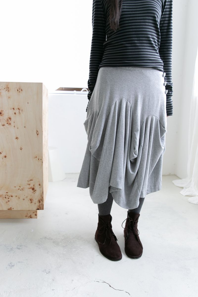 omoosoohy（オムスヒ）の「button curved flare midi skirt(3colors)（Skirts）」