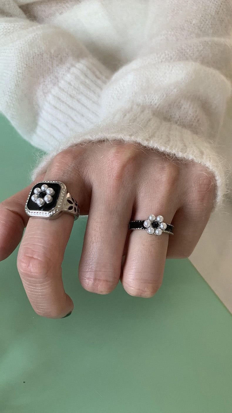 House of haus（ハウス オブ ハウス）の「ブラック フラワー 2リング SET（アクセサリー）」