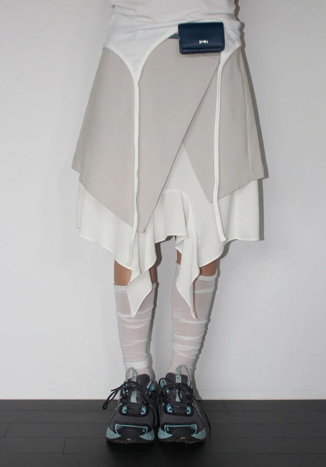 AAKE(アケ)の「SLANT LAYERED MIDI SKIRT(Skirts)」