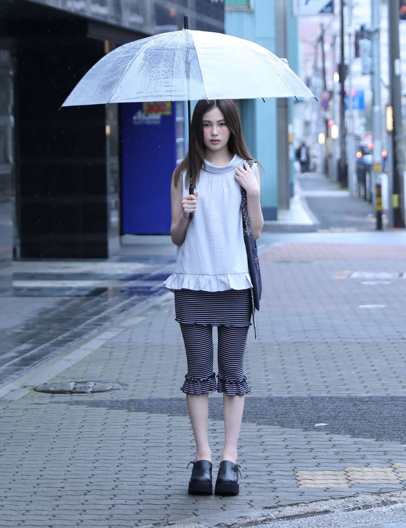 UGLYSHADOW（アグリーシャドウ）の「フリル カプリ スカートパンツ(ST NAVY)（パンツ）」