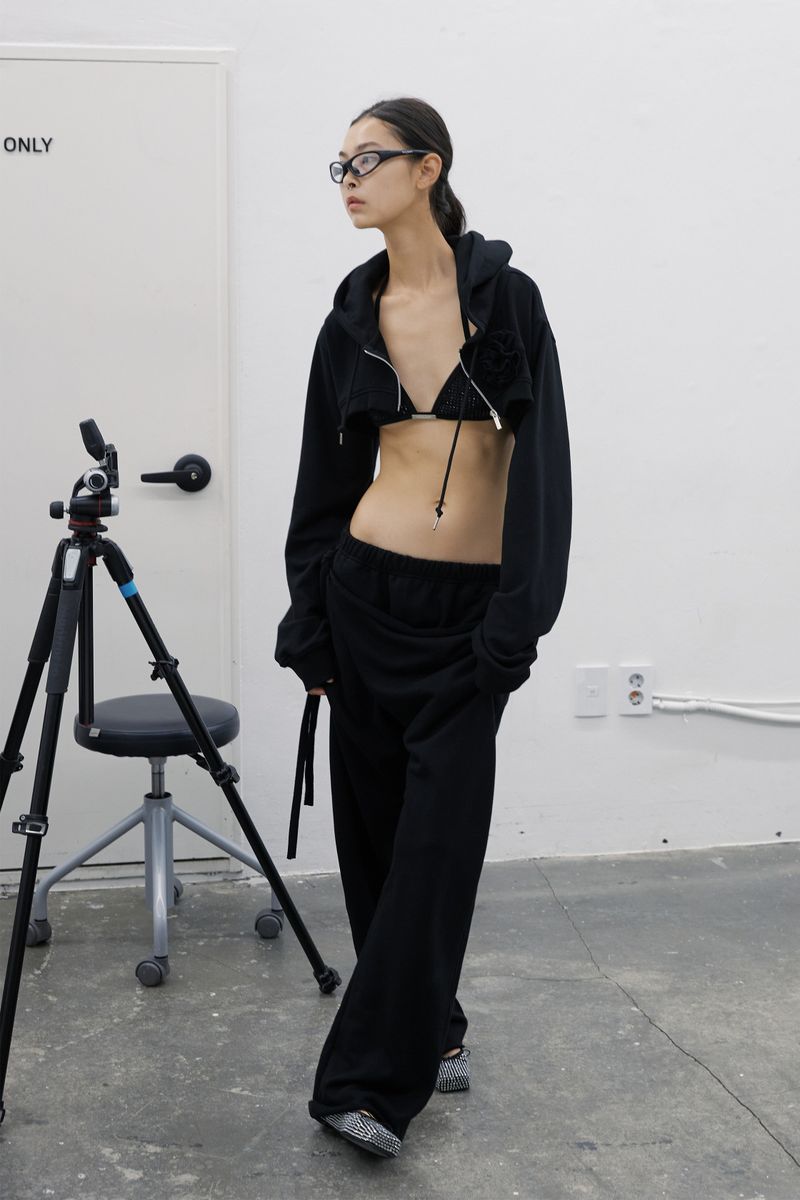 CORSAJE CROP ZIP-UP HOODIE (BLACK)