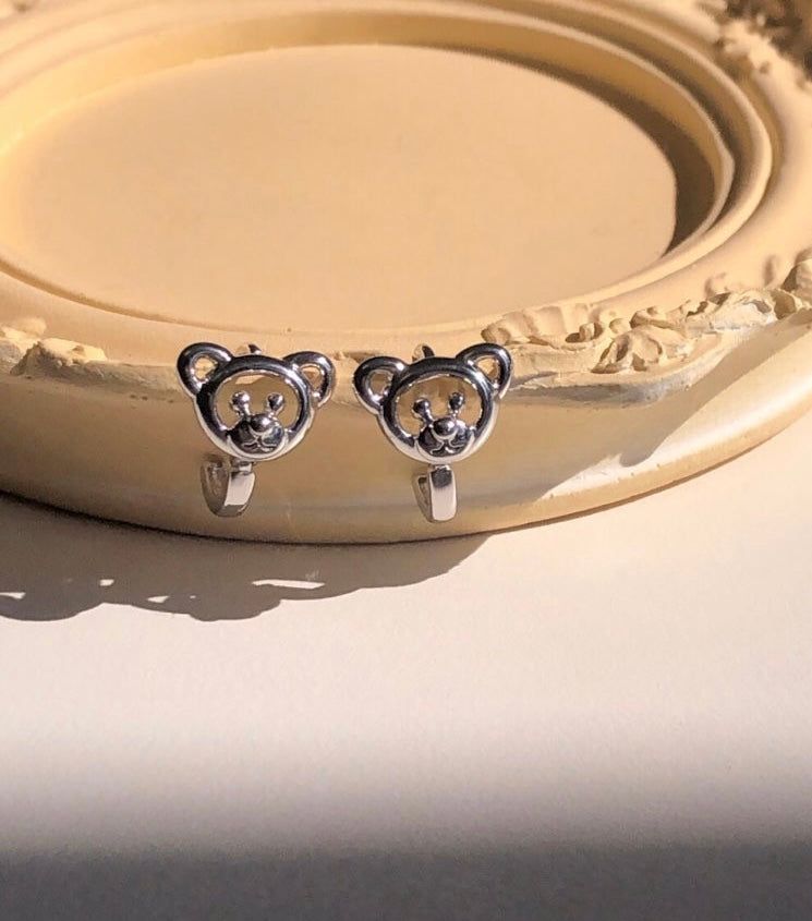 justformes2（ジャストフォーミー）の「One-touch Teddy Bear Earrings (2 colors)（Accessories）」