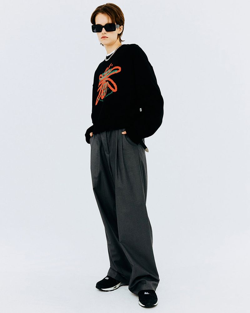 ROUND FLOWER LOGO CROP SWEATSHIRT-BLACK