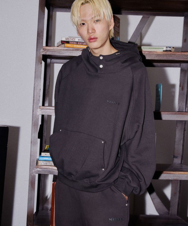 sookim（スキム）の「スナップロゴバルーンフーディ_ベージュチャコール（トップス）」