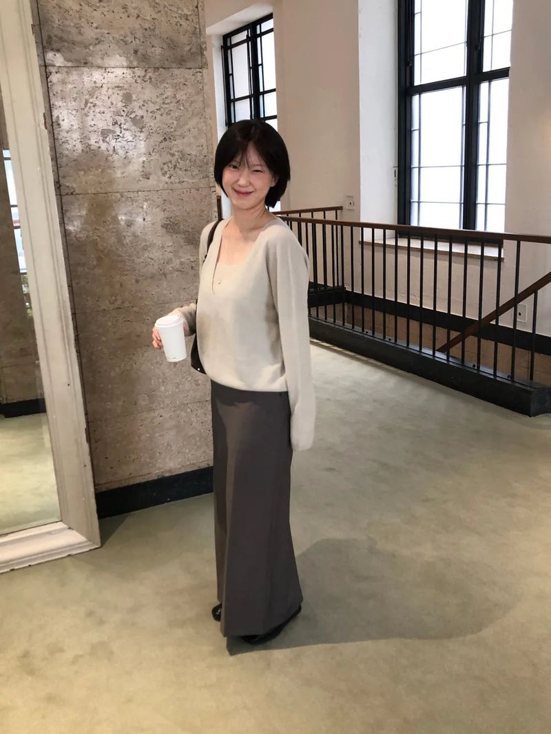 Semi long skirt