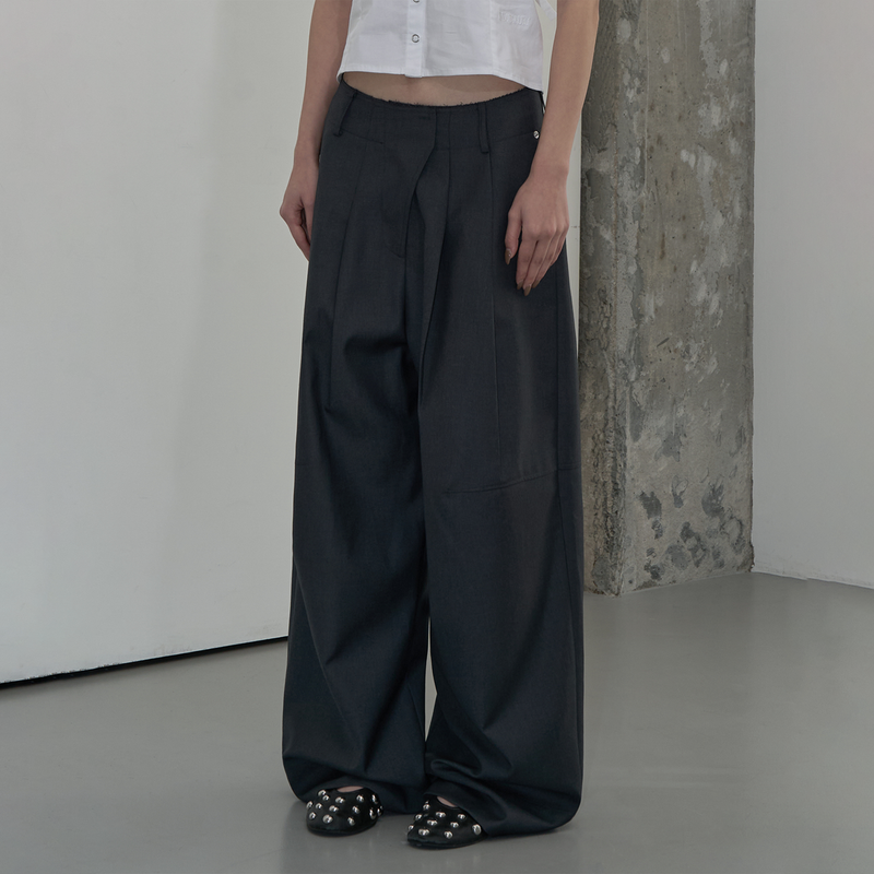 ZIZEMUSEUM（ジゼミュージアム）の「WAIST DETAIL TWO-TUCK WIDE SLACKS (GRAY)（Pants）」