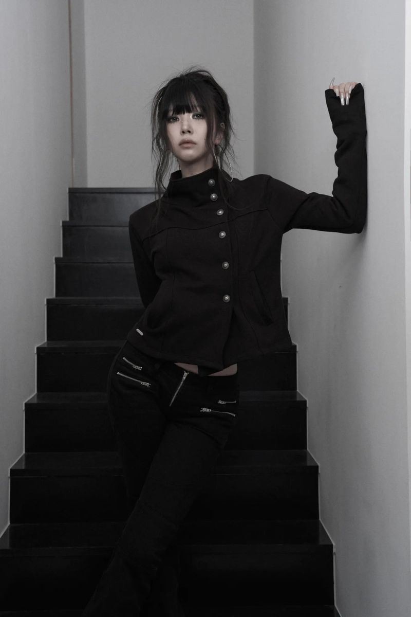 [label] antique emblem high-neck crop jacket (black)