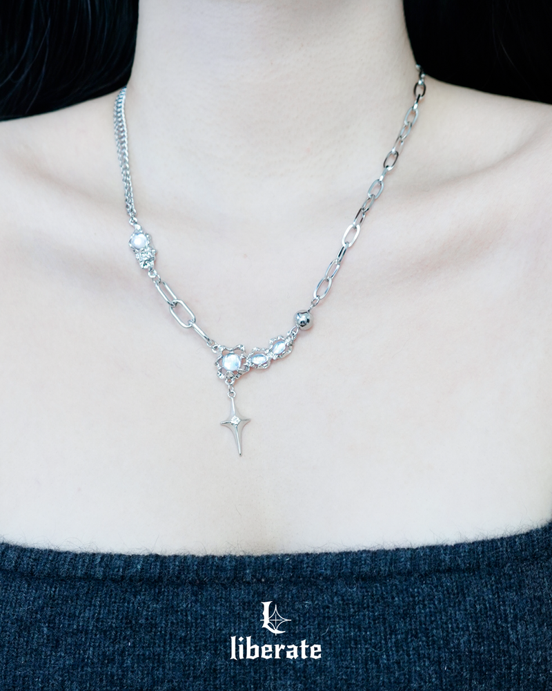 Emerald cross point chain necklace