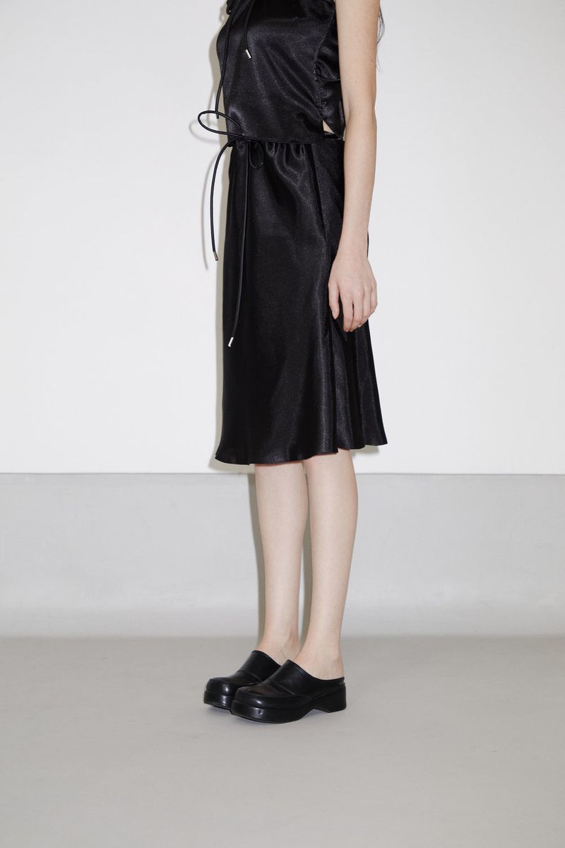 ONHEE（オニ）の「LEATHER STRAP SATIN SKIRT（Skirts）」