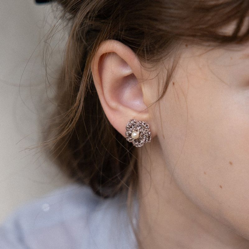 MerryMotive（メリーモチーブ）の「グリミングニットフラワーピアス (Mocha)（アクセサリー）」