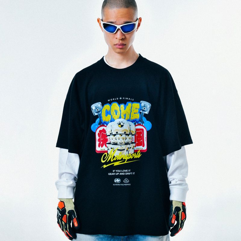 C.O.M.E（シーオーエムイー）の「[UNISEX] C.O.M.E モータースポーツオーバーサイズプリントコットンジャージTシャツ（ブラック）（トップス）」