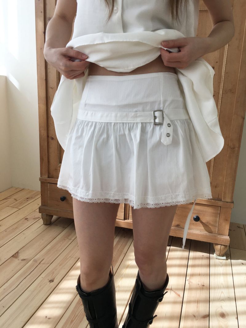 nobiyaka（ノビヤカ）の「Lace buckle mini skirt pt（Skirts）」