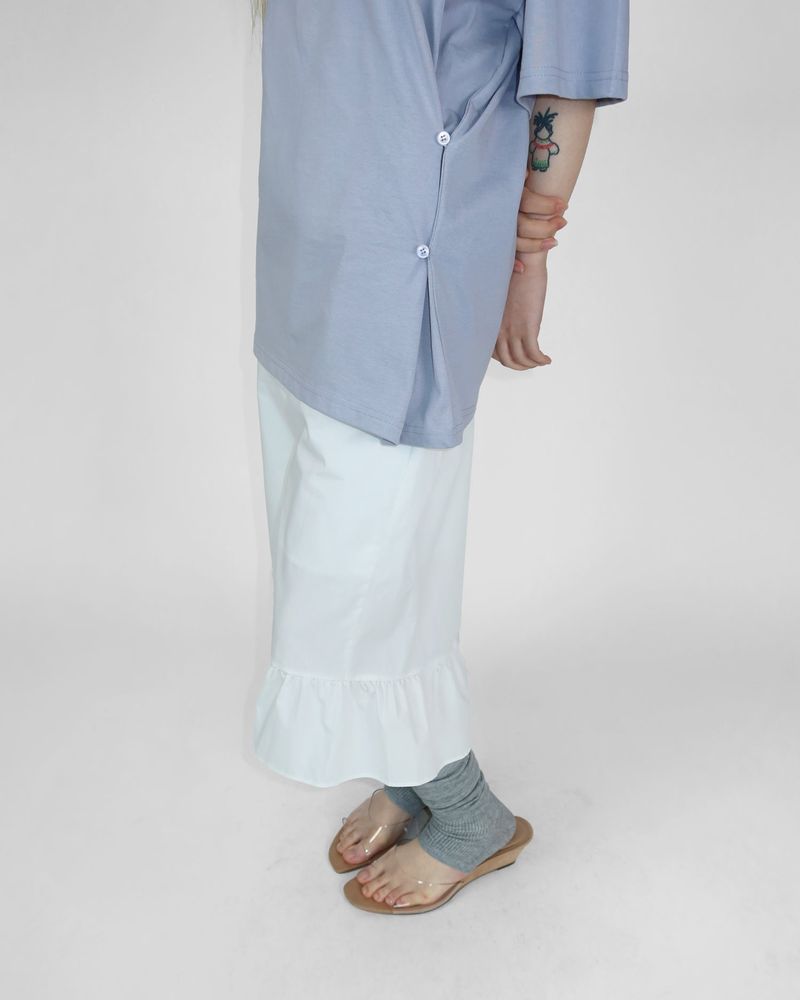 SLOW BUTTON OFF-SHOULDER T-SHIRT