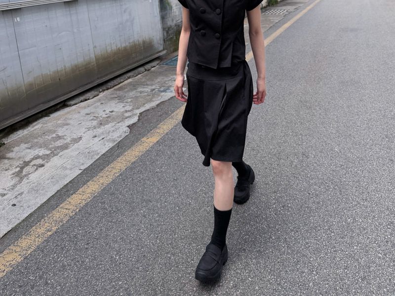 DOUBLE BUTTON PLEATS SKIRT