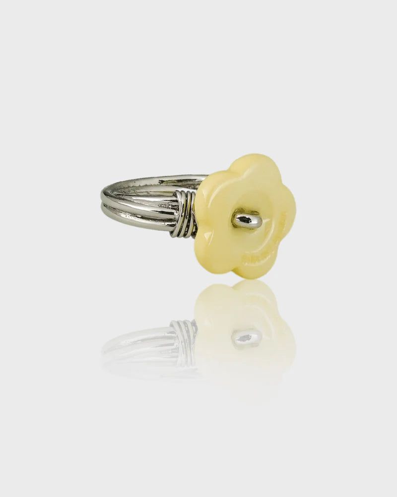 it doesn't matter.（イットダズントマッター）の「ソーイングボタンリング (Flower, Yellow) （アクセサリー）」