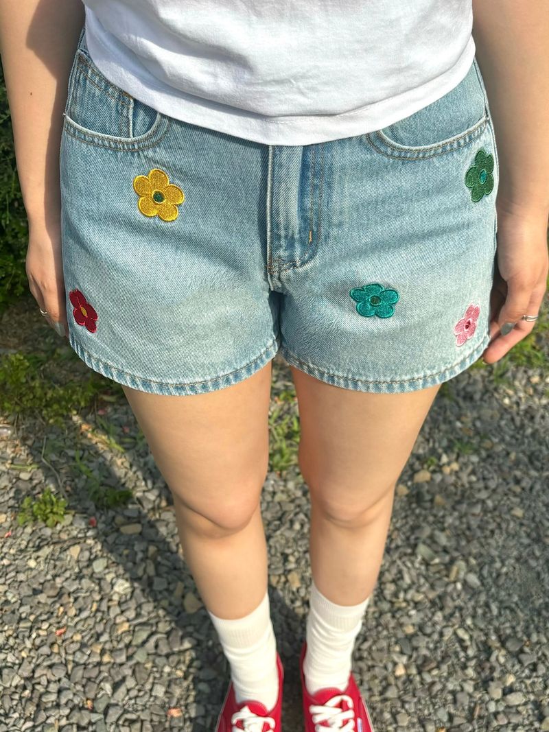 FLOWER EMBROIDERY LIGHT BLUE DENIM SHORTS code 18201
