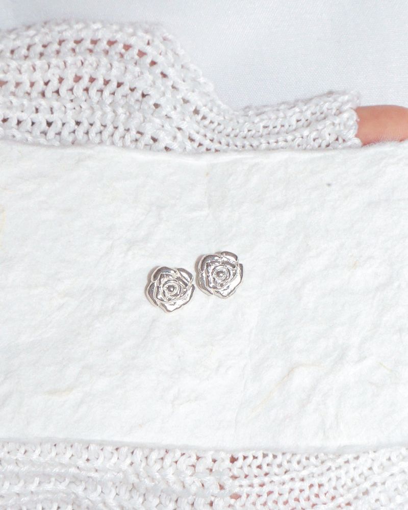 [MADE] lovely rose. rose stud earring (2pcs)