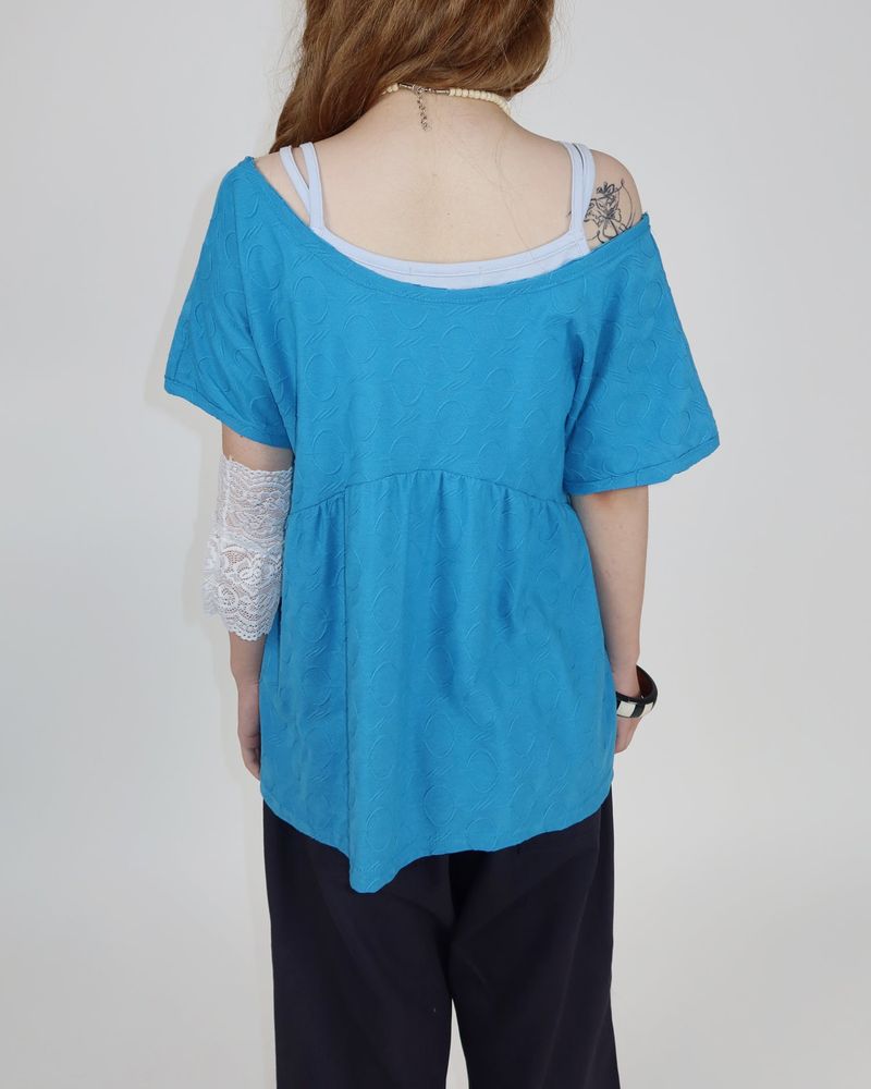 EMBOSSED OFF-SHOULDER TEE